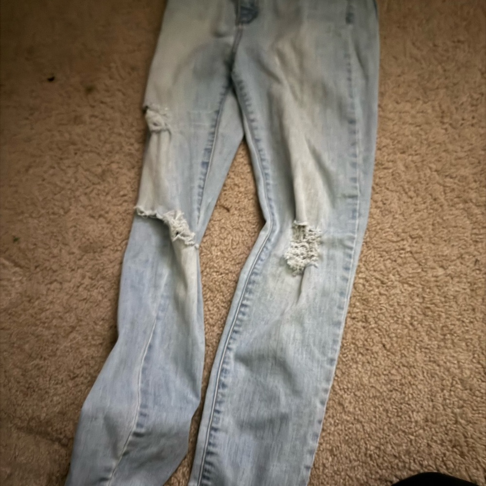 Guess  Light Wash Woman’s  Distressed Skinny Jeans